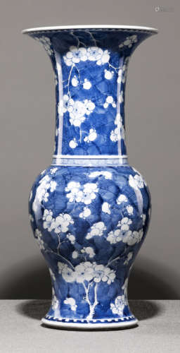 A BLUE AND WHITE PORCELAIN 'CRACKED ICE' YENYEN