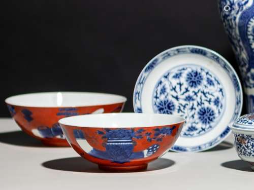 A PAIR OF CORAL-GROUND BOWLS AND A BLUE AND WHITE LOTUS SAUCER