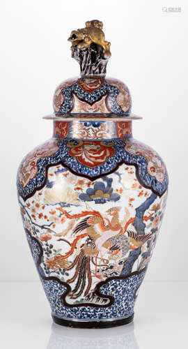 AN IMARI-STYLE ARITA VASE AND COVER