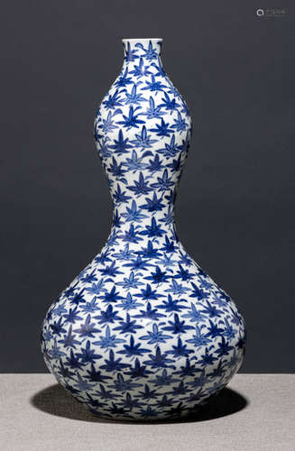 A GOURD-SHAPED PORCELAIN VASE