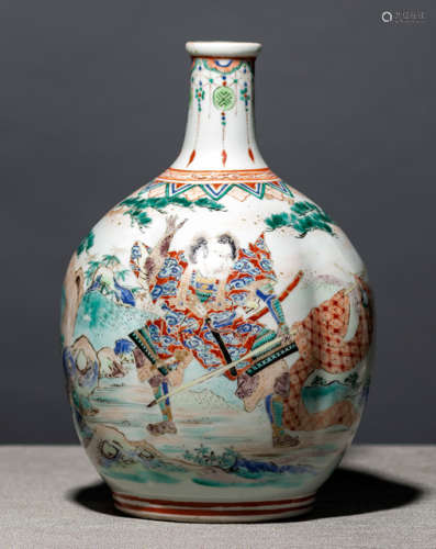 A FLASK-SHAPED PORCELAIN VASE WITH POLYCHROME DECORATION OF THREE SAMURAI