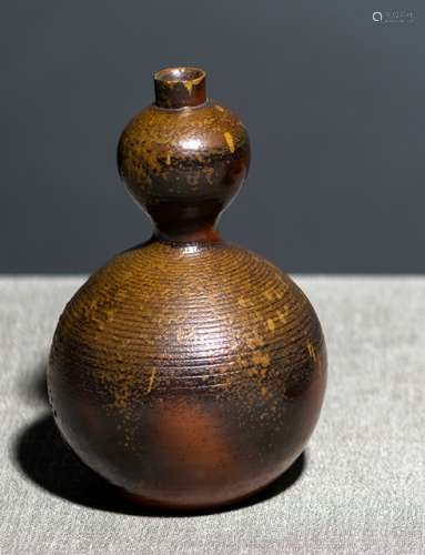 A BIZEN WARE POTTERY VASE IN SHAPE OF A GOURD