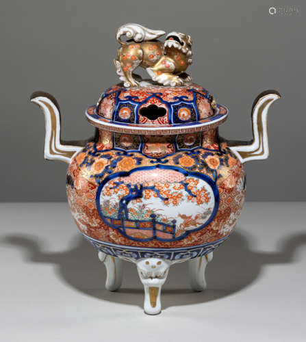 A TRIPOD IMARI PORCELAIN KORO WITH COVER WITH FINIAL IN SHAPE OF A RECUMBENT SHISHI