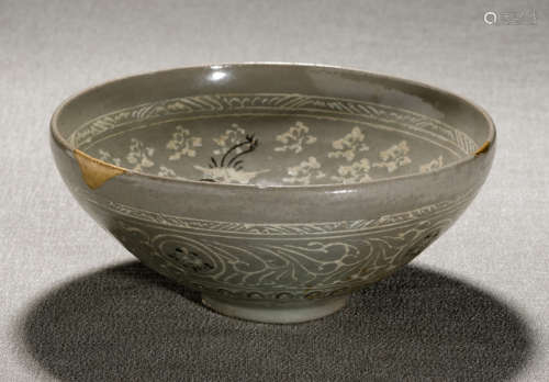 A CELADON BOWL WITH SANGAM INLAY OF BLACK AND WHITE SLIP IN DESIGN OF CLOUDS