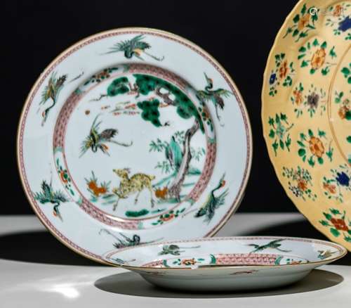A PAIR OF 'FAMILLE VERTE'PLATES WITH DECOR OF CRANE AND DEER