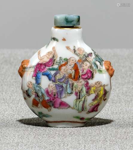 A FAMILLE ROSE PORCELAIN SNUFFBOTTLE WITH CHILDREN AND LEHAN