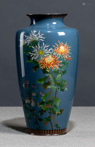 A FINE GREEN-BLUE GROUND CHRYSANTHEMUM CLOISONNÉ ENAMEL VASE WITH SILVER WIRES AND SILVER MOUNTS