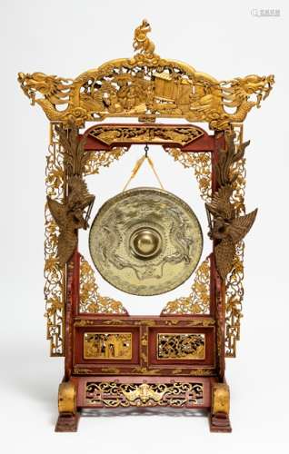 A FINELY CARVED GILT-LACQUERED WOODEN STAND DRAGON GONG