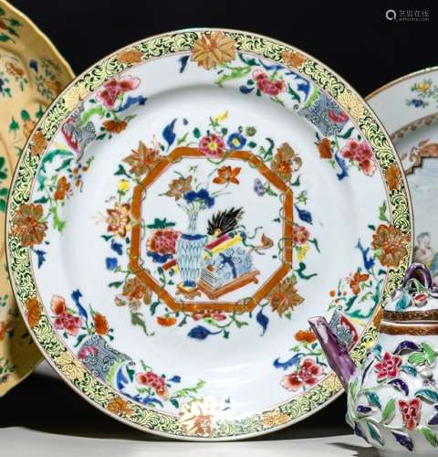 A 'FAMILLE ROSE' PLATE DECORATED WITH FLOWERS