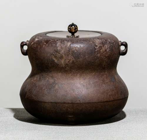 A CAST IRON WATER KETTLE WITH BRONZE COVER BY SASAKI HIKOBEI MUNEHIKO (1868-1921)