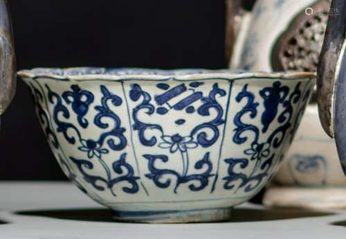 A FOLIATE-RIMMED BLUE AND WHITE BAJIXIANG BOWL