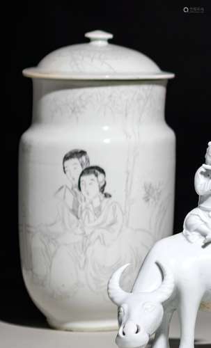 A GRISAILLE-DECORATED PORCELAIN JAR AND COVER