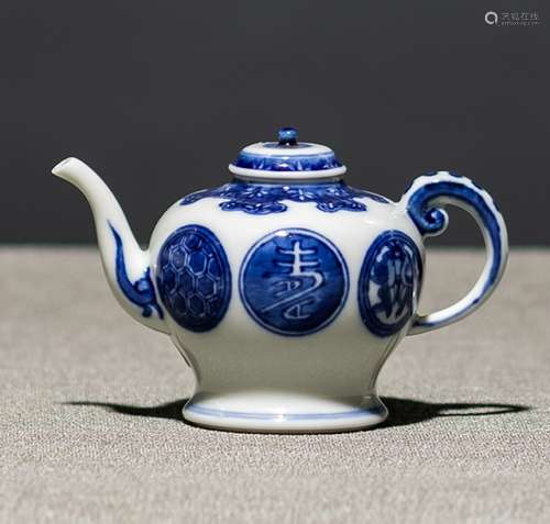 A BLUE AND WHITE MINIATURE WINEPOT AND COVER