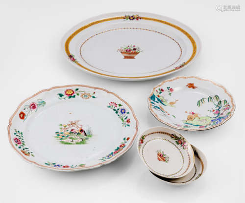 A GROUP OF FIVE EXPORT PORCELAIN PLATES OR DISHES