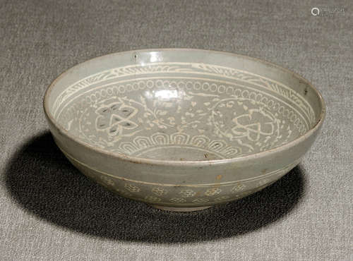 A CELADON BOWL WITH SANGAM INLAY OF BLACK AND WHITE SLIP IN DESIGN OF FLOWERS AND SCROLLING