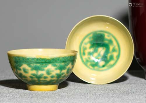 A PAIR OF YELLOW-GROUND GREEN DRAGON AND FLOWER BOWLS