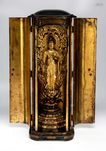 A LARGE BLACK LACQUERED WOOD BUTSUDAN CONTAINING A SCULPTURE OF JUICHIMEN KANNON