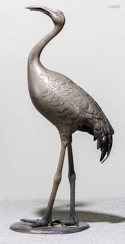 A PEWTER SCULPTURE OF A STANDING CRANE