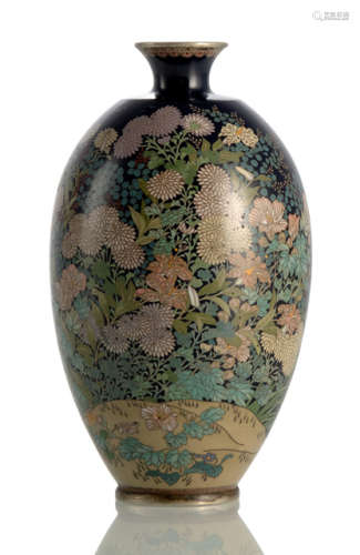 AN OVOID SHAPED CLOISONNÉ ENAMEL VASE DECORATED WITH CHRYSANTHEMUMS AND VARIOUS AUTUMN FLOWERS