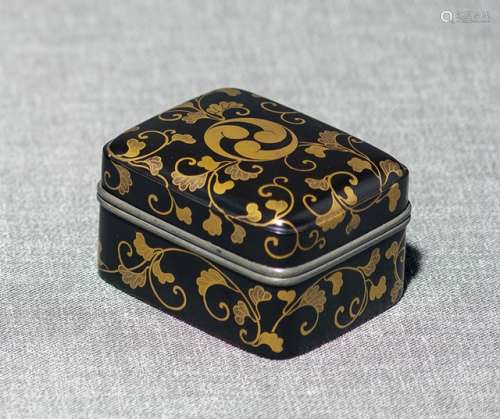 A SMALL BLACK-LACQUERED BOX AND WITH COVER PARTLY MOUNTED WITH TIN