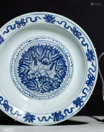 A BLUE AND WHITE BAJIXIANG PLATE