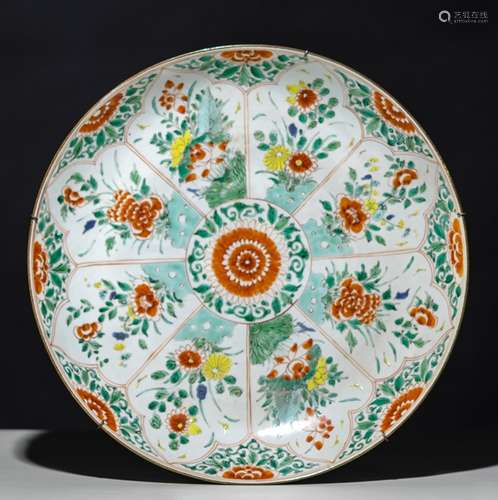 A LARGE PORCELAIN FLOWER PLATE