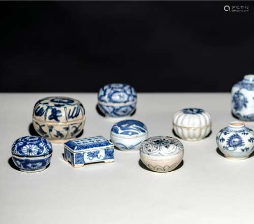 A GROUP OF SEVEN BLUE AND WHITE BOXES AND COVERS