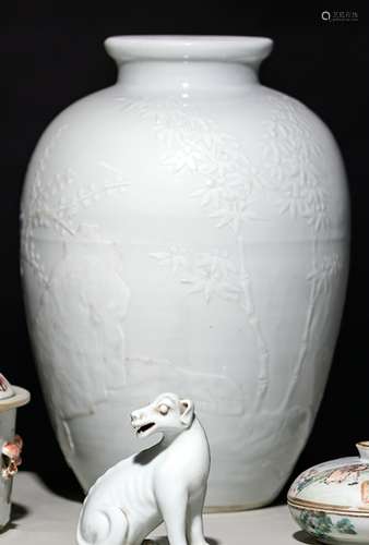 A RARE MOLDED THREE FRIENDS WHITE-GLAZED PORCELAIN VASE