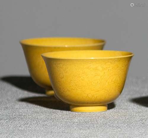 A PAIR OF YELLOW-GROUND DRAGON BOWLS