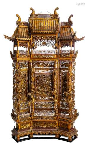 A LARGE AND FINELY CARVED GILT-LACQUERED WOODEN SCRREN