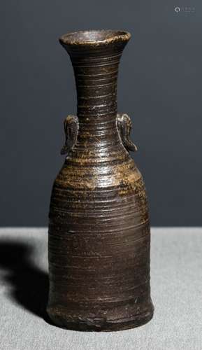A BIZEN POTTERY VASE WITH SIDE-HANDLES