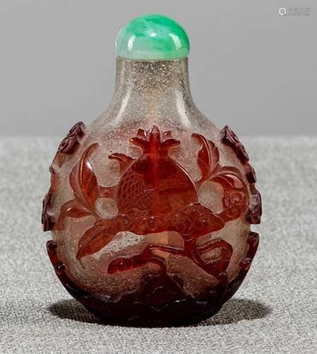 A RED-OVERLAY SNOWFLAKE GLASS SNUFFBOTTLE