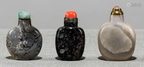 THREE AGATE SNUFFBOTTLES