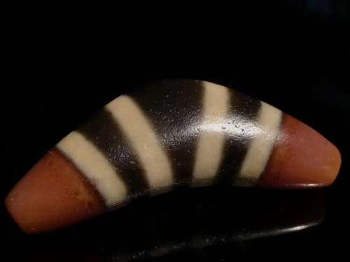 A COW HORN SHAPED DZI BEAD