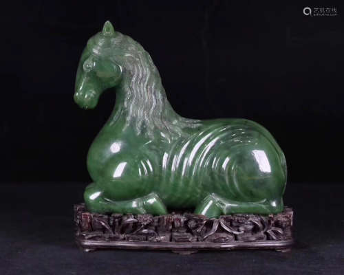 A HETIAN GREEN JADE HORSE SHAPED ORNAMENT