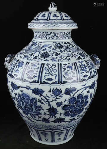 A BLUE AND WHITE FLORAL & LEAFY PATTERN JAR