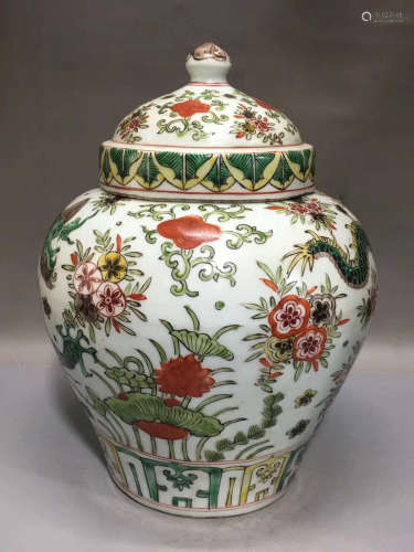 14-16TH CENTURY, A DRAGON PATTERN FIVE-COLOUR COVERED POT, MING DYNASTY