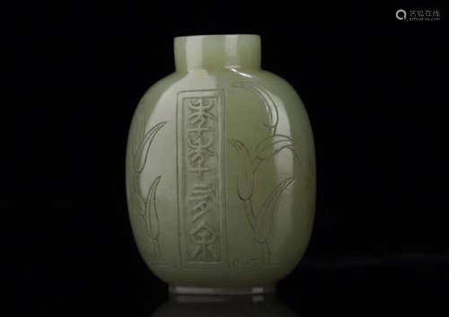 17-19TH CENTURY, A BAS-RELIEF HETIAN JADE SNUFF BOTTLE, QING DYNASTY
