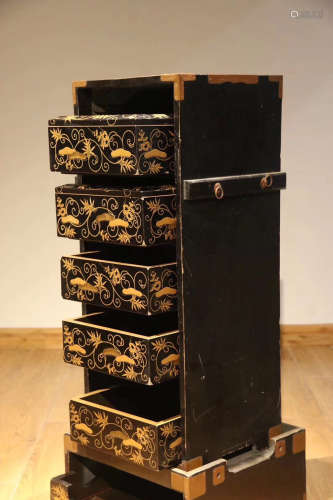 19TH CENTURY, A FLORAL PATTERN GOLD-CHASED LACQUERWARE CASE, QING DYNASTY