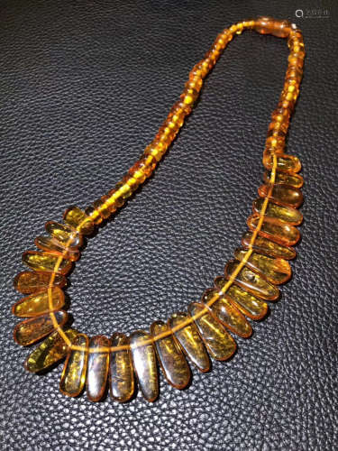 A NATURAL AMBER NECKLACE