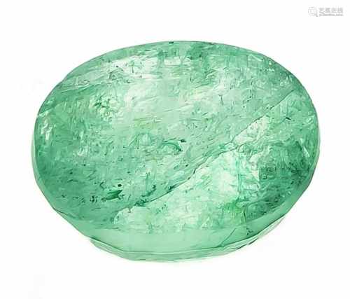 Smaragd 6,7 ct, oval fac., in einem helleren grün, transparent, 12,8 x 10,4 x 7,2 mmEmerald 6.7