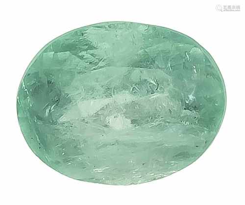 Smaragd 4,72 ct, oval fac., in einem helleren Grün, transparent, 11,8 x 9,5 x 7,9 mmEmerald 4.72 ct,