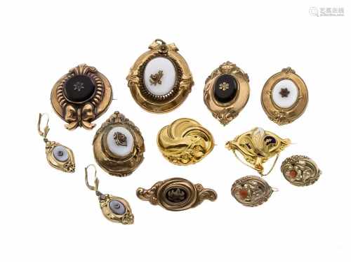 Konvolut Biedermeier Schaumgoldschmuck, 8 Broschen mit Onyx und 2 Paar Ohrringe, teilweisemit
