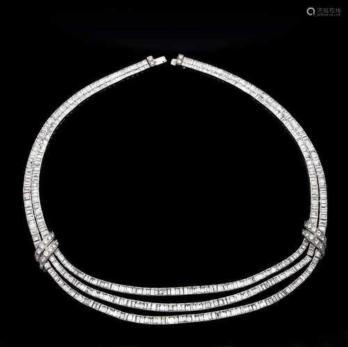 Brillant-Collier Platin um 1940, mit 24 Brillanten und 608 Diamant-Baguettes, zus 56,0