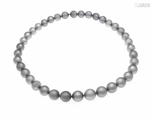 Tahitiperlen-Collier mit Nittelpatentschließe in einer Perle mit 38 exzellenten