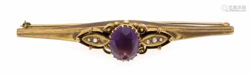 Amethyst-Brosche GG 333/000 um 1900 mit einem oval fac. Amethyst 11 x 8 mm undFlussperlen, L. 65 mm,