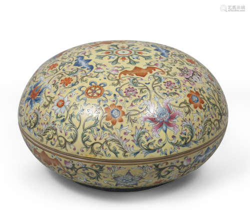 A CHINESE POLYCHROME PORCELAIN CONTAINER, 20TH CENTURY Measures cm. 15 x 26. GRANDE CONTENITORE IN