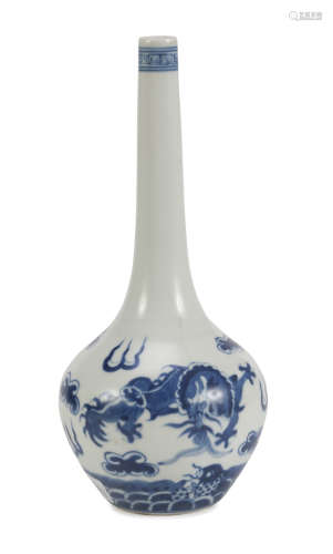 A CHINESE WHITE AND BLUE PORCELAIN VASE, 20TH CENTURY decorated with the representation of dragon,
