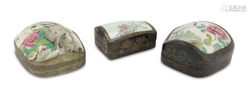 THREE CHINESE BOXES IN LACQUERED WOOD, METAL AND POLYCHROME PORCELAIN, 20TH CENTURY. decorated