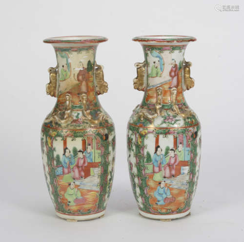 A pair of Chinese polychrome porcelain vases. End 19th, early 20th century. Measures cm. 26 x 11